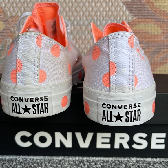 Converse WMNS 560629F
CTAS OX
WHITE/CRIMSON PULS Sneakers - Picture 14 of 16